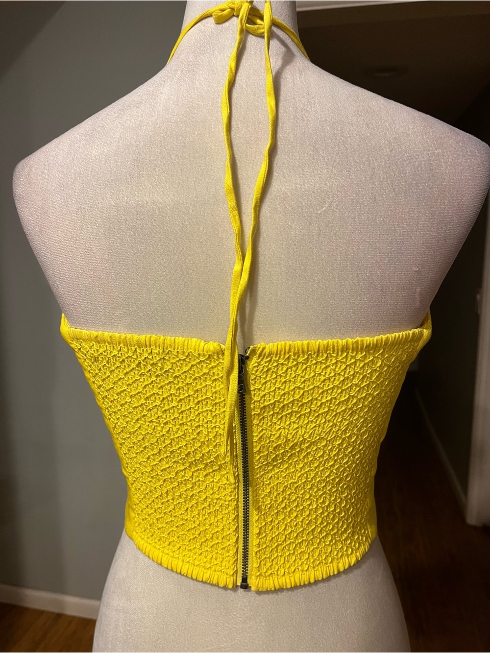 Alice + Olivia Ceresi Halter Crop Top - Picture 2 of 3
